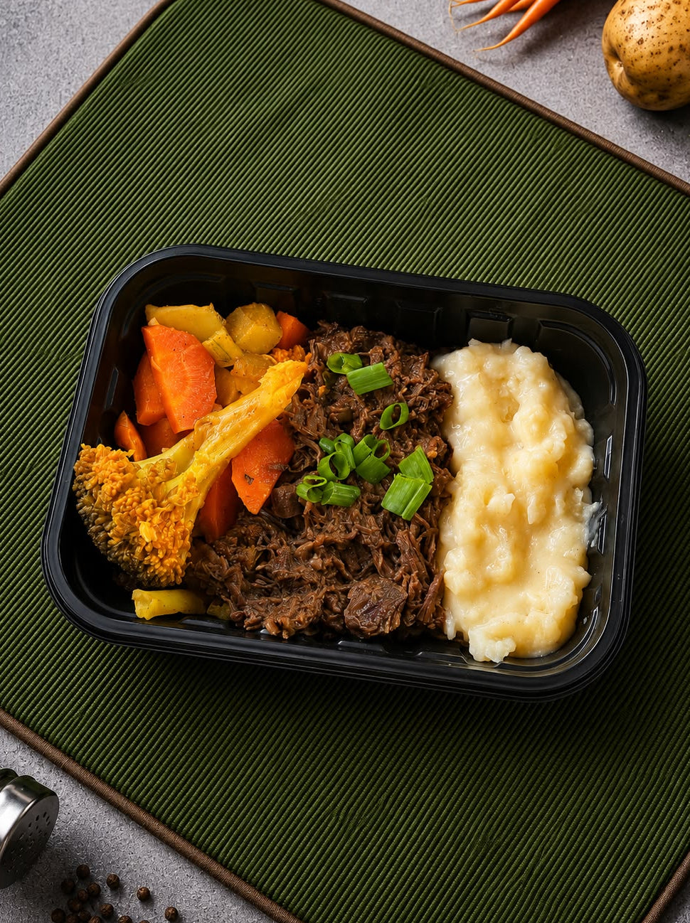 CARNE DE PANELA DESFIADA COM PURÊ DE MANDIOQUINHA 400G