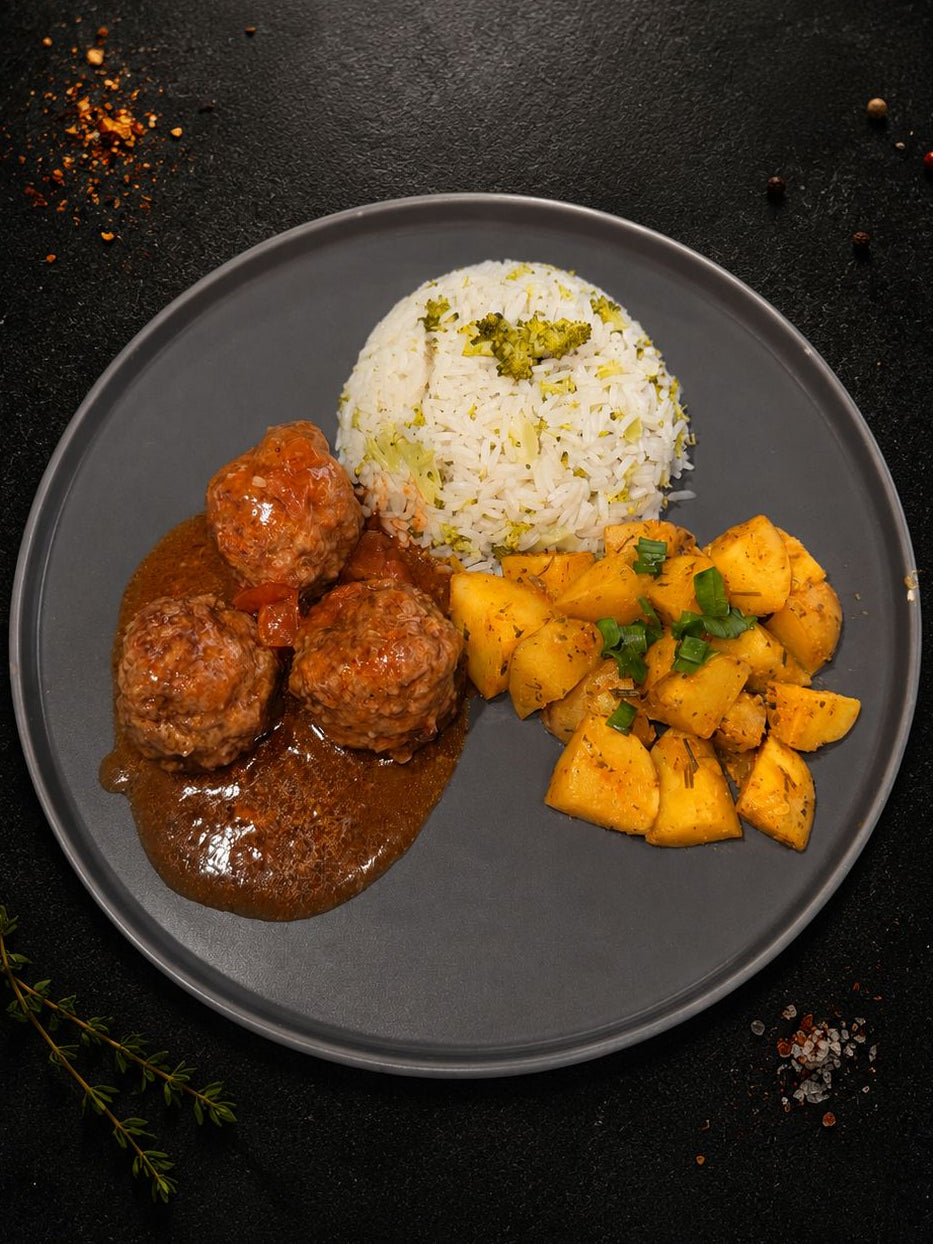 ALMÔNDEGAS AO MOLHO COM BATATA ASSADA